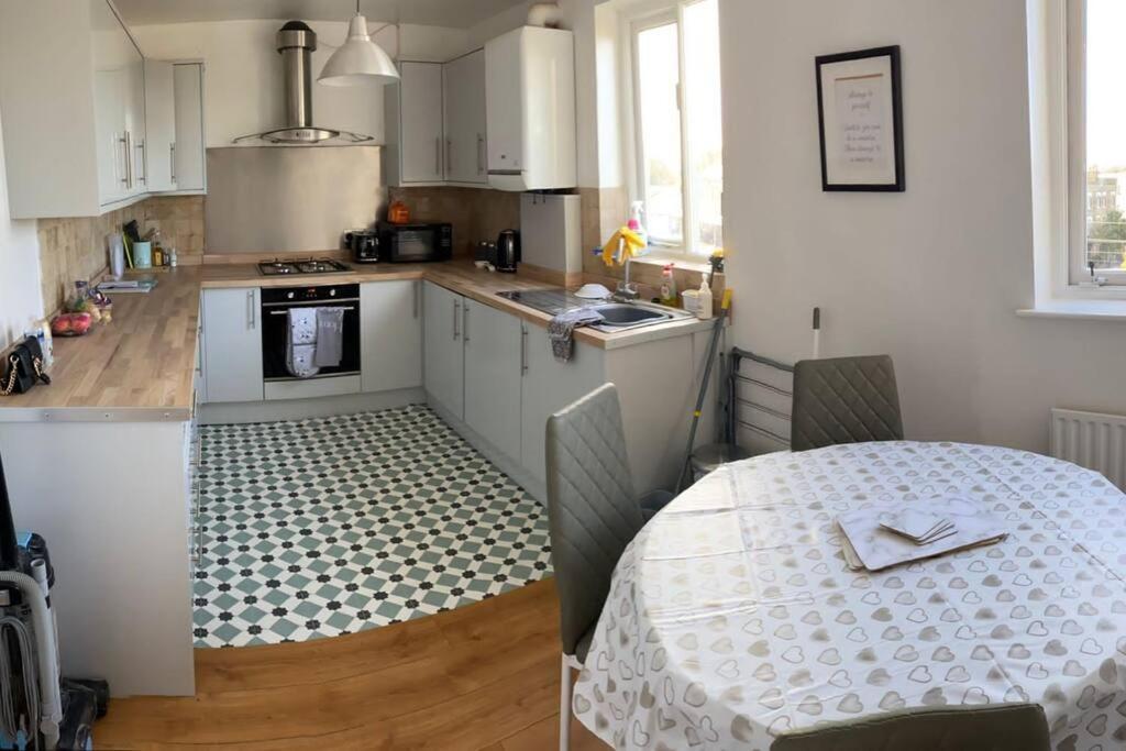 3 Double Bedroomed Flat, Acton. London, Uk Eksteriør billede